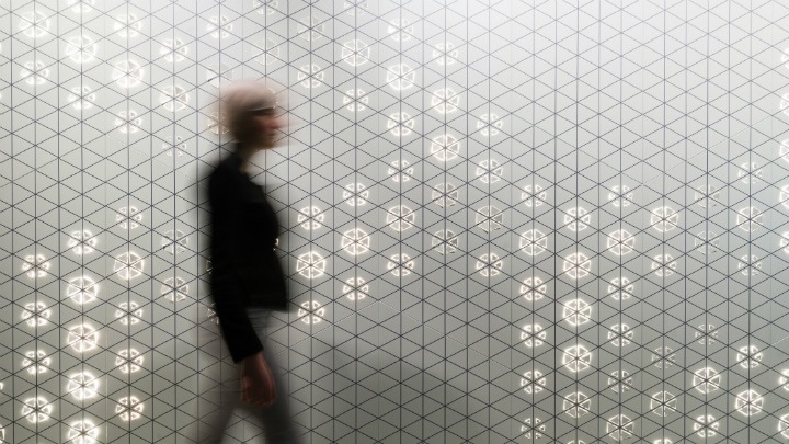 Решението „Luminous patterns“ от Philips Lighting предлага много варианти за дизайн на осветлението, включително този бляскав графичен светлинен ефект