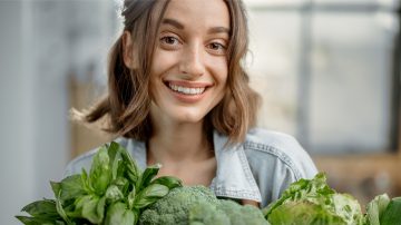 жена с броколи