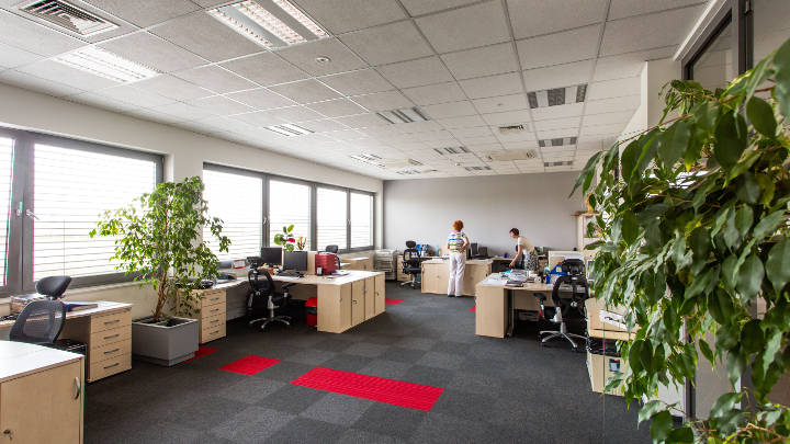 Осветление за открити офисни площи в Apator, Полша с решения от Philips