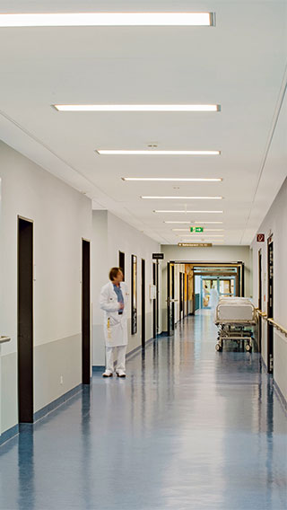 Philips осветява коридорите на Клиника Асклепиос Бармбек, Германия
