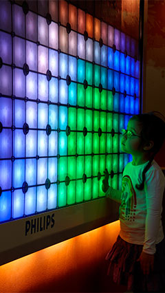 Дете пред Imagination Light Canvas с осветление от Philips