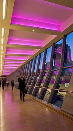 Приятно осветление създава атмосфера в пространствата за движение в търговския център Bullring – Philips