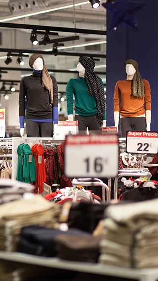 Подходящото осветление за облеклото привлича клиентите в Carrefour Сантяго