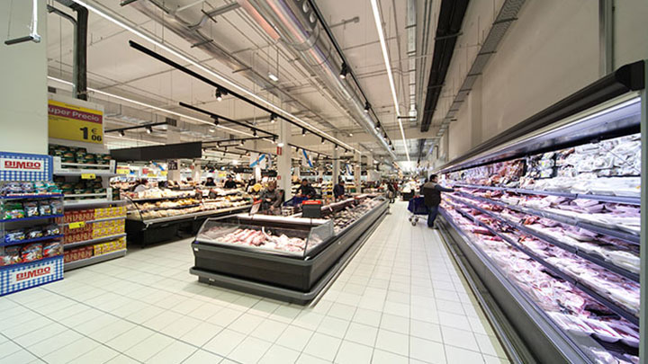 Купувачите се уверяват с очите си колко са пресни месото и рибата в Carrefour Сантяго