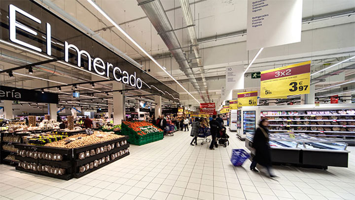 Супермаркет Carrefour Сантяго, осветен с комбинация от светодиодна технология и интелигентно управление на осветлението