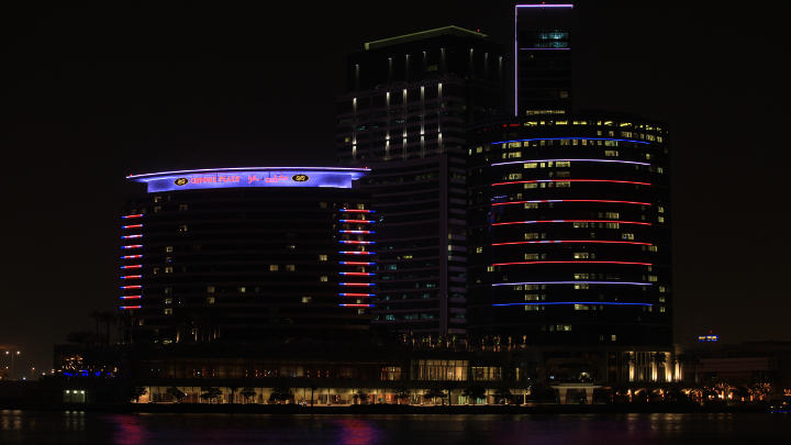 Излъчването на хотелите в Дубай е подобрено със светодиодни лампи I‐Color Accent от Philips – фасадата определено привлича вниманието