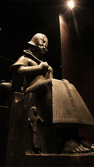 Статуя на трон в Египетския музей с най-модерното светодиодно осветление от Philips