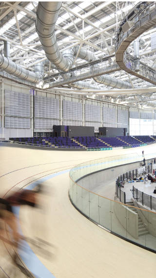 Колоездачи в Емиратс Арена, Обединеното кралство, осветена от решенията на Philips за осветление за спортни обекти