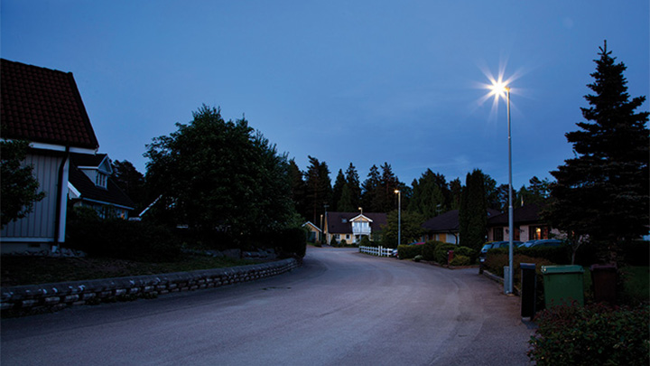 Улица в жилищен квартал в Еншьопинг, Швеция с градско осветление от Philips 