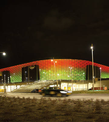 Фасада с променящи се цветове на Френдс Арена, Швеция 