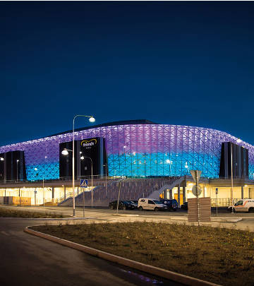 Поразителната фасада с променящи се цветове на Френдс Арена, Швеция, осветена от Philips