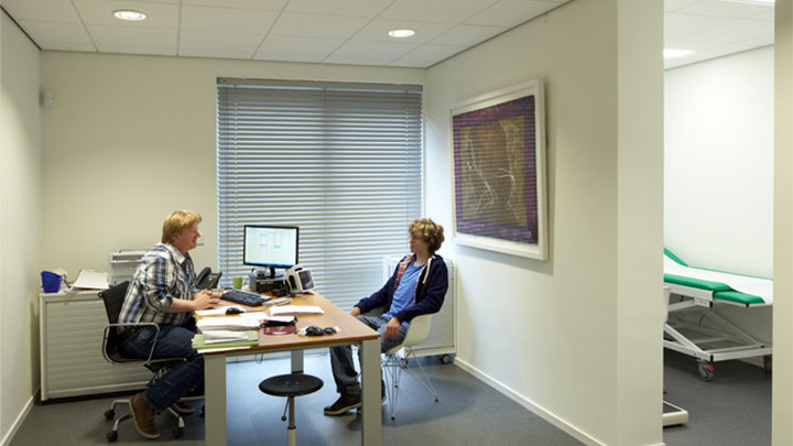 Стая за консултации в здравния център Линдехоф с осветление от Philips