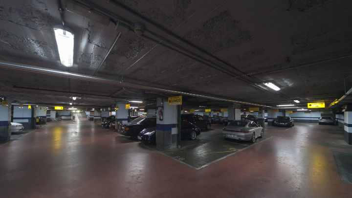 Автомобили, паркирани до осветлението от Philips на паркинга на NH Hoteles