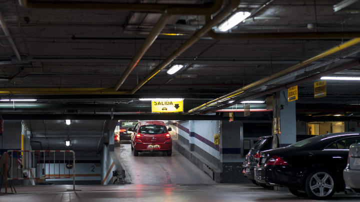  Автомобил излиза от паркинга на NH Hoteles със светодиодно енергоспестяващо осветление от Philips 