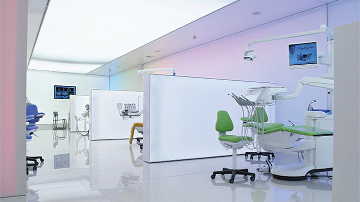 Осветлението за изложения от Philips, което използва повърхностна светлина, създава модерна и стилна обстановка в Planmeca