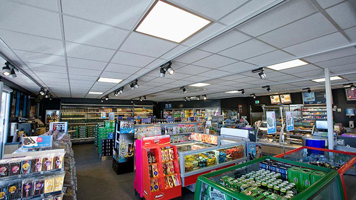 Осветление за бензиностанции от Philips покрива тавана на магазина Q8 Qvik to Go