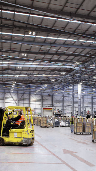Осветяване на склад на Кралски пощи, Национален разпределителен център с енергоспестяващо светодиодно осветление от Philips