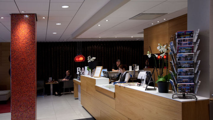 Рецепцията на хотел Спар използва хотелско осветление от Philips