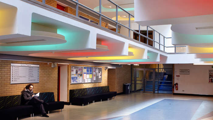 Осветление от Philips помага фоайето на Университета в Съри да стане енергийно ефективно и приятно за окото