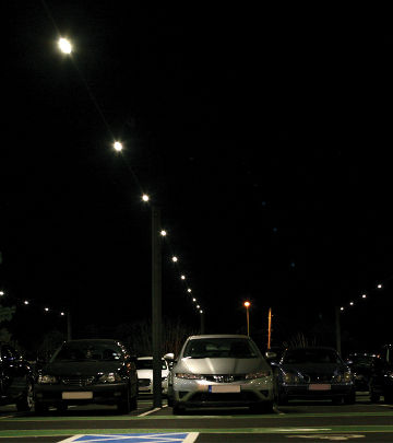 Паркинг Уембли Ред през нощта