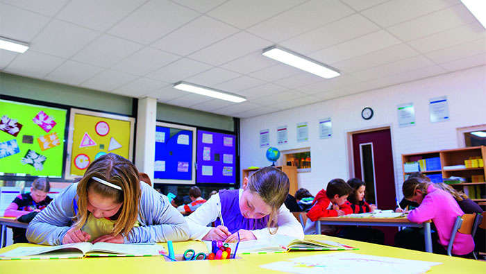 Добре насоченото осветление спомага за създаването на идеална атмосфера в класните стаи в началното училище Винтелре