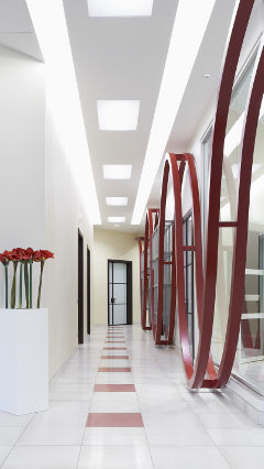 Коридор в офис на AB Group, Италия, с осветление за офиси от Philips