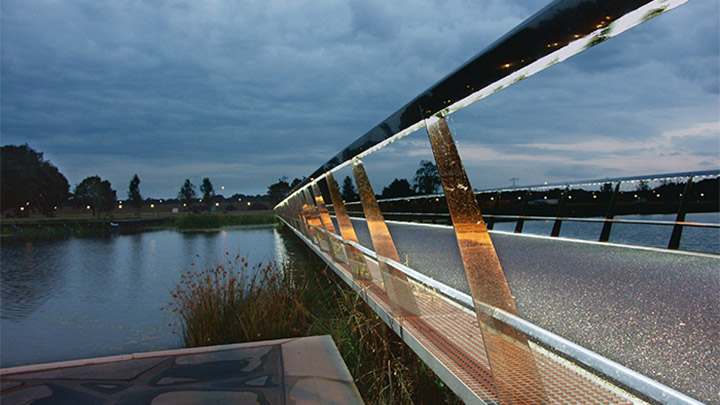 Осветлението на моста в High Tech Campus се включва при залез слънце 