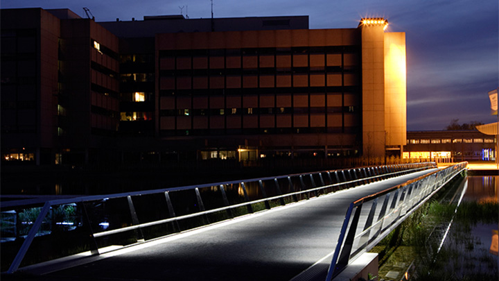 Мостът в High Tech Campus с ефективно външно осветление от Philips 