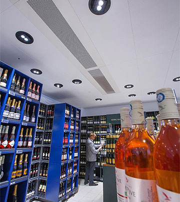 Изключителен контраст и блясък на щанда за вино в супермаркета Irma с осветление от Philips 
