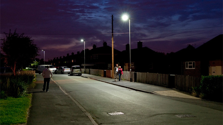 Системата за улично осветление от Philips действа ефективно на улица в Орфорд, Обединеното кралство 