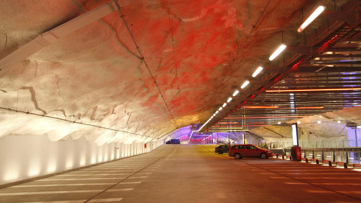 Разноцветните светлини в паркинга P-Hämppi помагат на водачите да си спомнят къде са паркирали своя автомобил