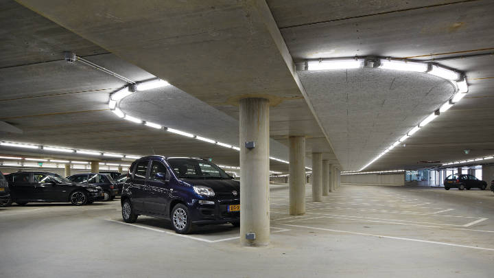 Подземният гараж и информационното гише с осветление от Philips 