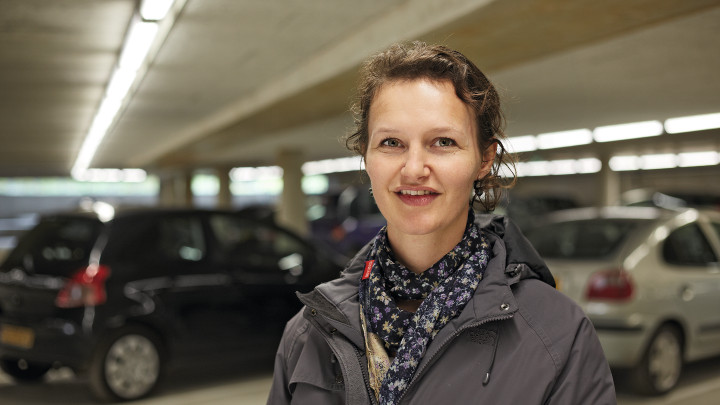  Усмихнати жени пред автомобилите в паркинга Ейтерен с осветление от Philips 