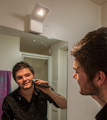 Мъж се бръсне пред огледалото