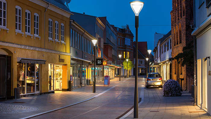 Търговска улица с градско осветление от Philips