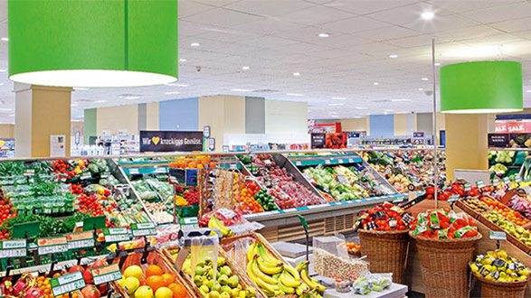 Осветително тяло Philips с рефлектори PerfectAccent осветява приятно супермаркет EDEKA