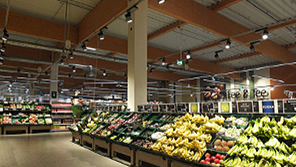 Плодове под светодиодните осветителни тела на Philips в EDEKA Бургведел, Германия 