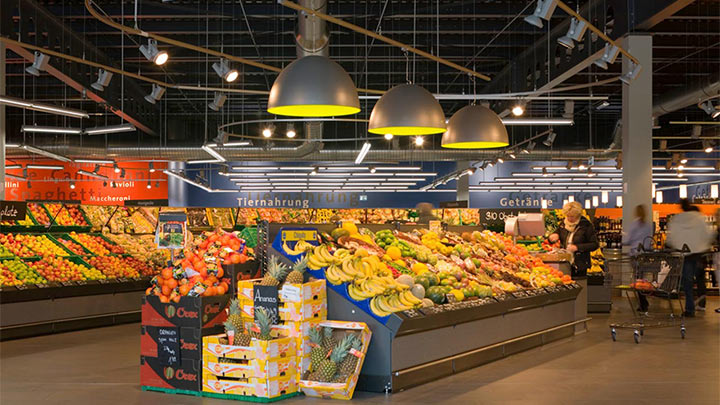 Щанд за плодове и зеленчуци със светодиодно осветление от Philips 