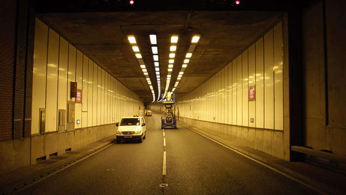 Работници извършват поддръжка на осветлението в тунел