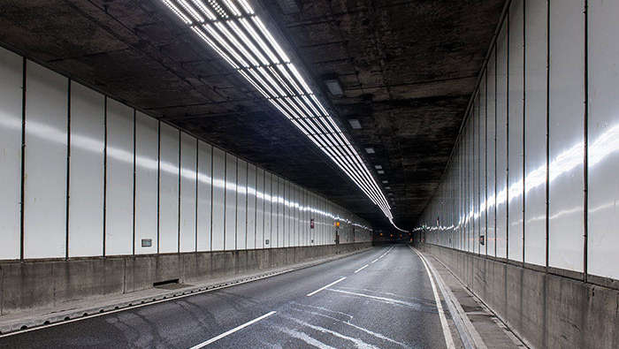 Високи осветителни тела в тунела Миър