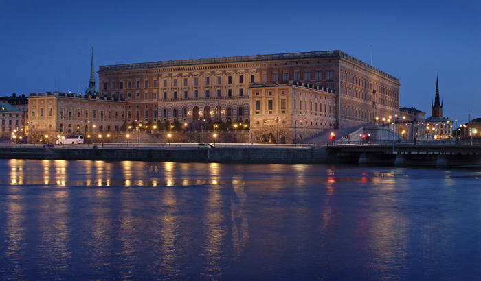 Системата прожектори с бяла светлина от Philips откроява декоративните детайли на Кралския дворец в Стокхолм, Швеция