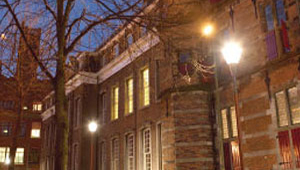 Фасада на сграда, осветена с бяла светлина от Philips