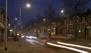 Оживена улица в жилищен квартал, осветена от Philips