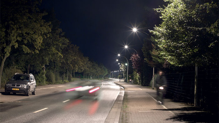 Бяла светлина от Philips ефективно осветява улица