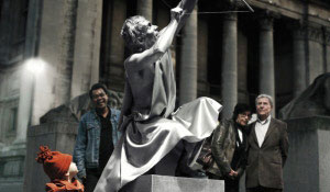 Хора се възхищават от статуя, осветена с бяла светлина от Philips