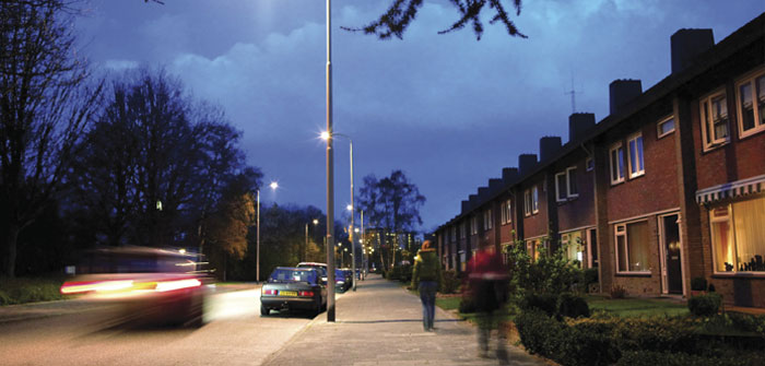 Автомобили на улица, ефективно осветена с бяла светлина от Philips
