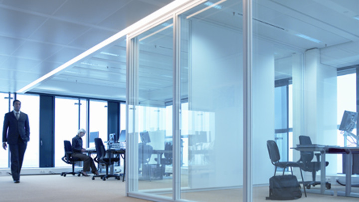 Офис с динамично осветление, което се регулира според наличната дневна светлина 