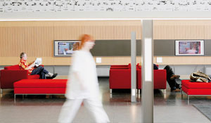 Подобрена обстановка в чакалнята на болница с екологично осветление за здравни заведения от Philips