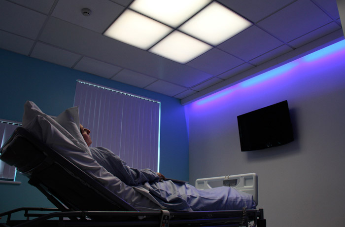 В Кралската болница в Брадфорд се провежда потенциално революционен проект за оценка на влиянието на изградената среда върху грижите за пациенти с деменция. Той включва използване на система за динамично осветление от Philips и първата в Обединеното кралство инсталация на системата за осветление HealWell на фирмата.