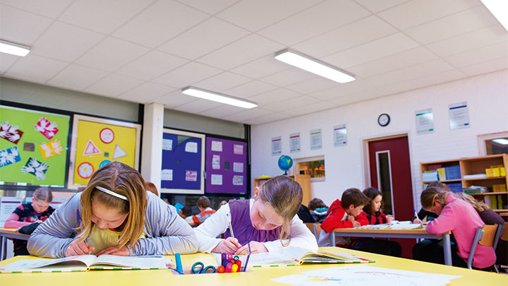 Настройката за осветление за максимална концентрация от SchoolVision: интелигентно осветление за обучение за дейности, които изискват високи нива на концентрация